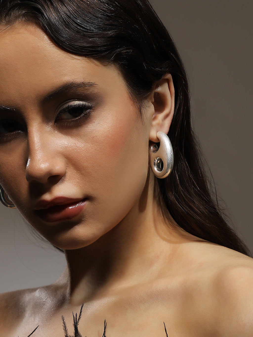 The Medium Bolt Hoop Earrings - Metallic Silver