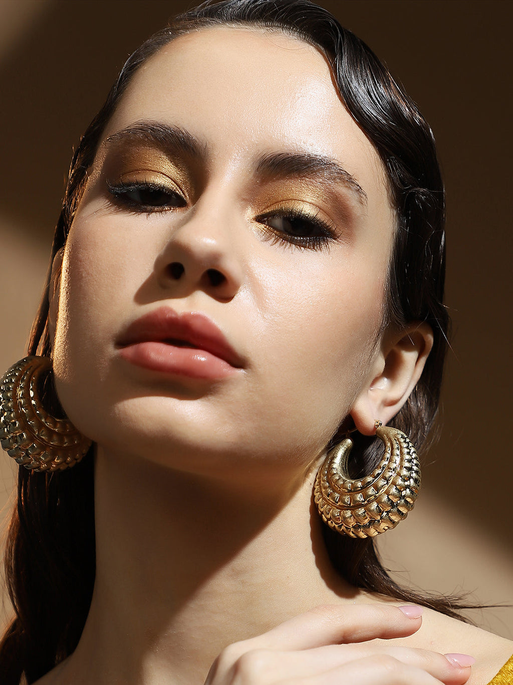The Chunky-Dotted Hoop Earrings - California Gold