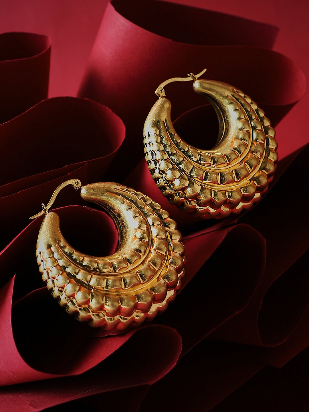 The Chunky-Dotted Hoop Earrings - California Gold