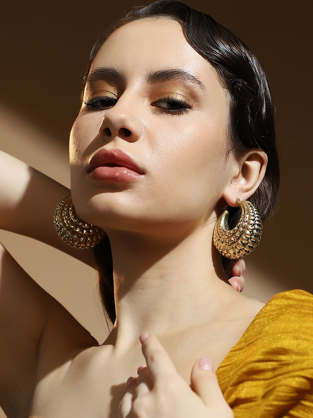 The Chunky-Dotted Hoop Earrings - California Gold