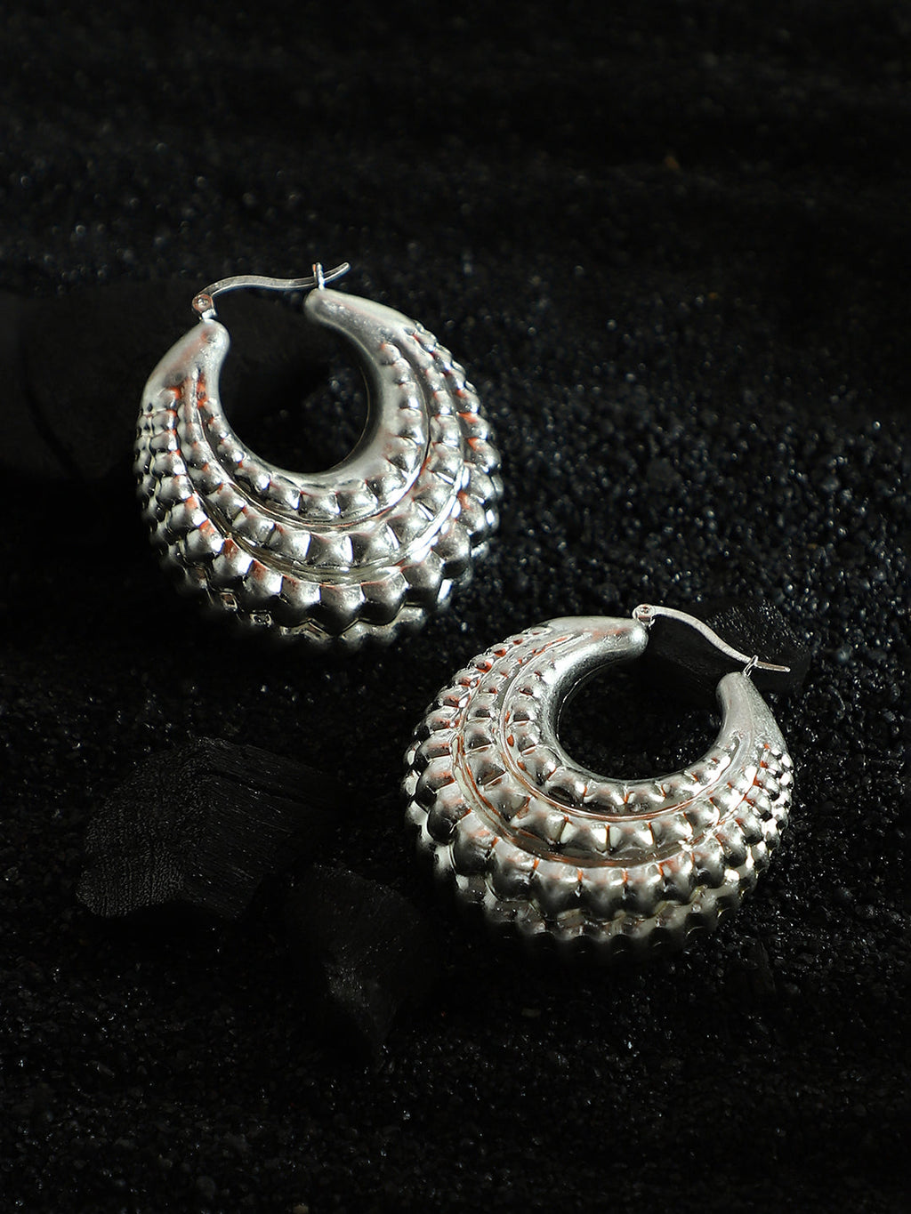 The Chunky-Dotted Hoop Earrings - Metallic Silver