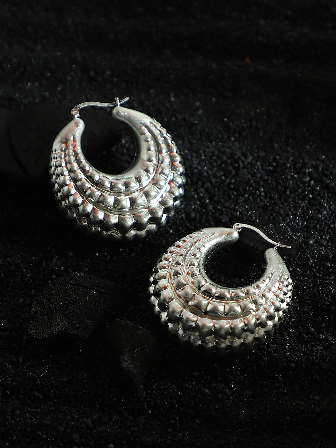 The Chunky-Dotted Hoop Earrings - Metallic Silver