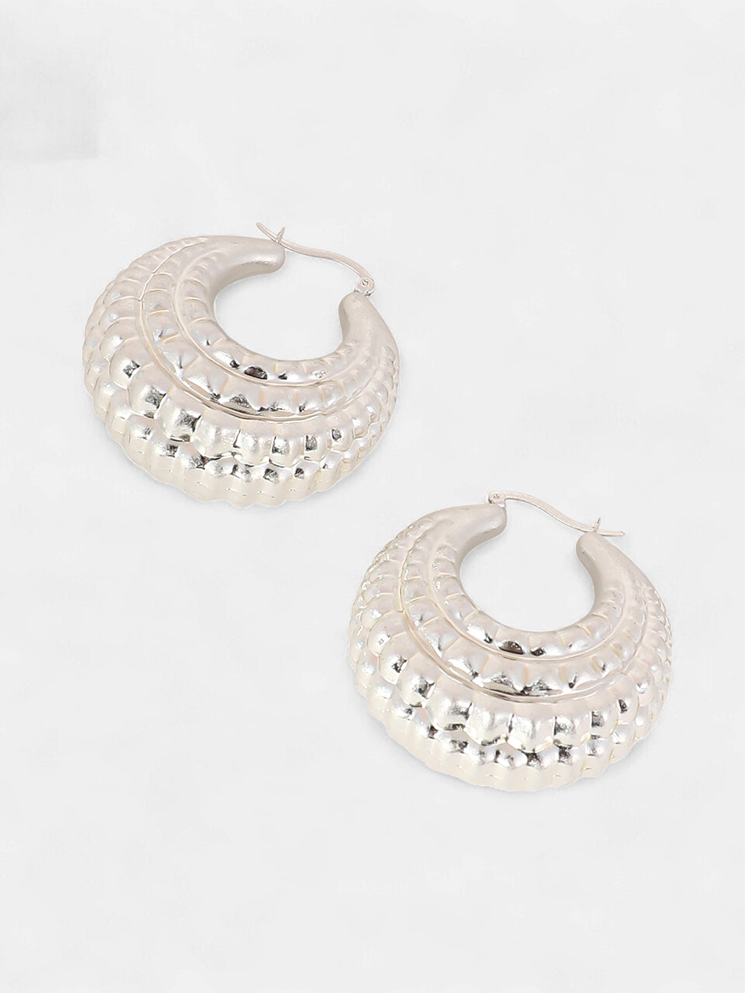 The Chunky-Dotted Hoop Earrings - Metallic Silver
