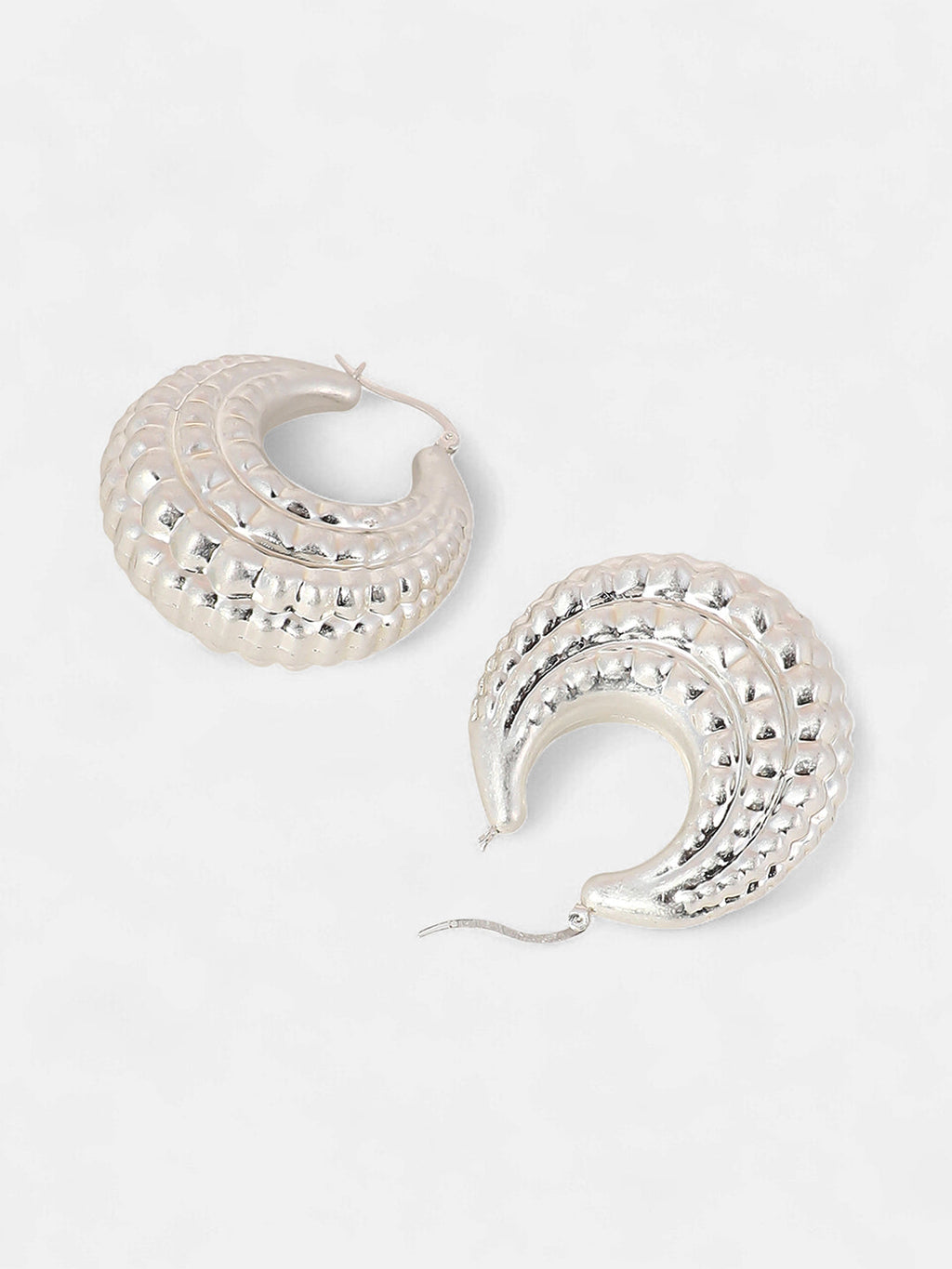 The Chunky-Dotted Hoop Earrings - Metallic Silver