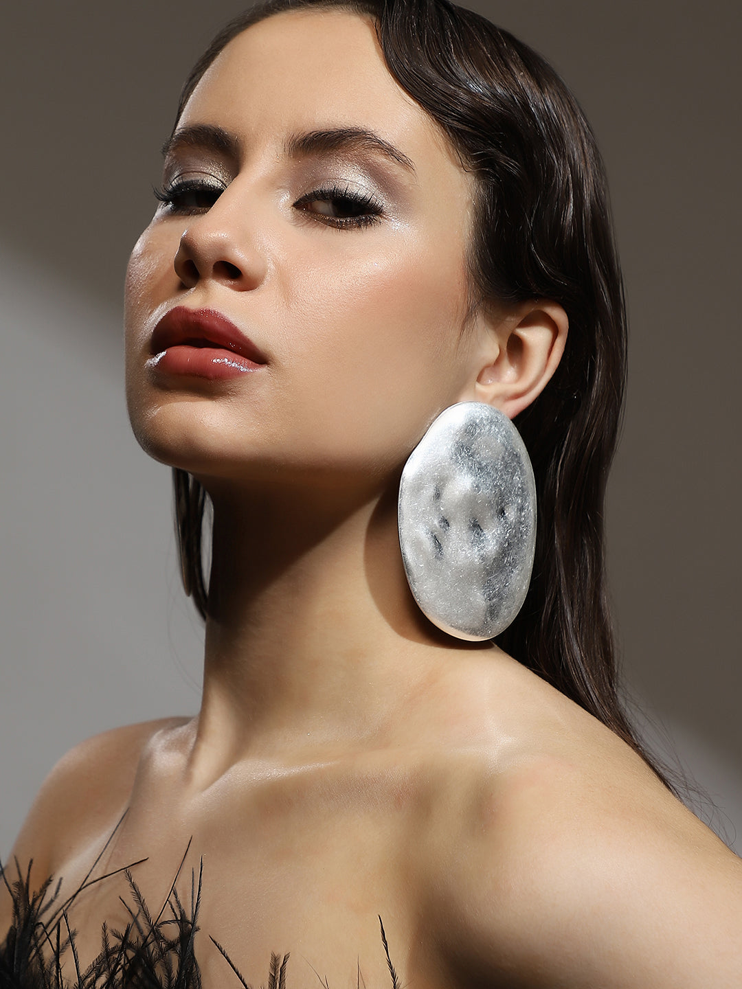 The Dented-Plate Drop Earrings - Metallic Silver