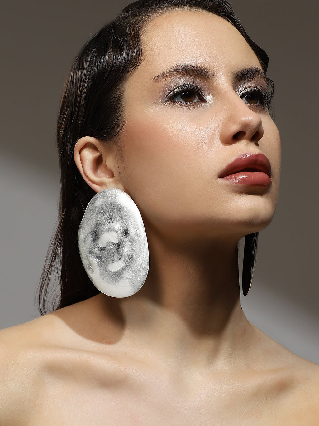 The Dented-Plate Drop Earrings - Metallic Silver