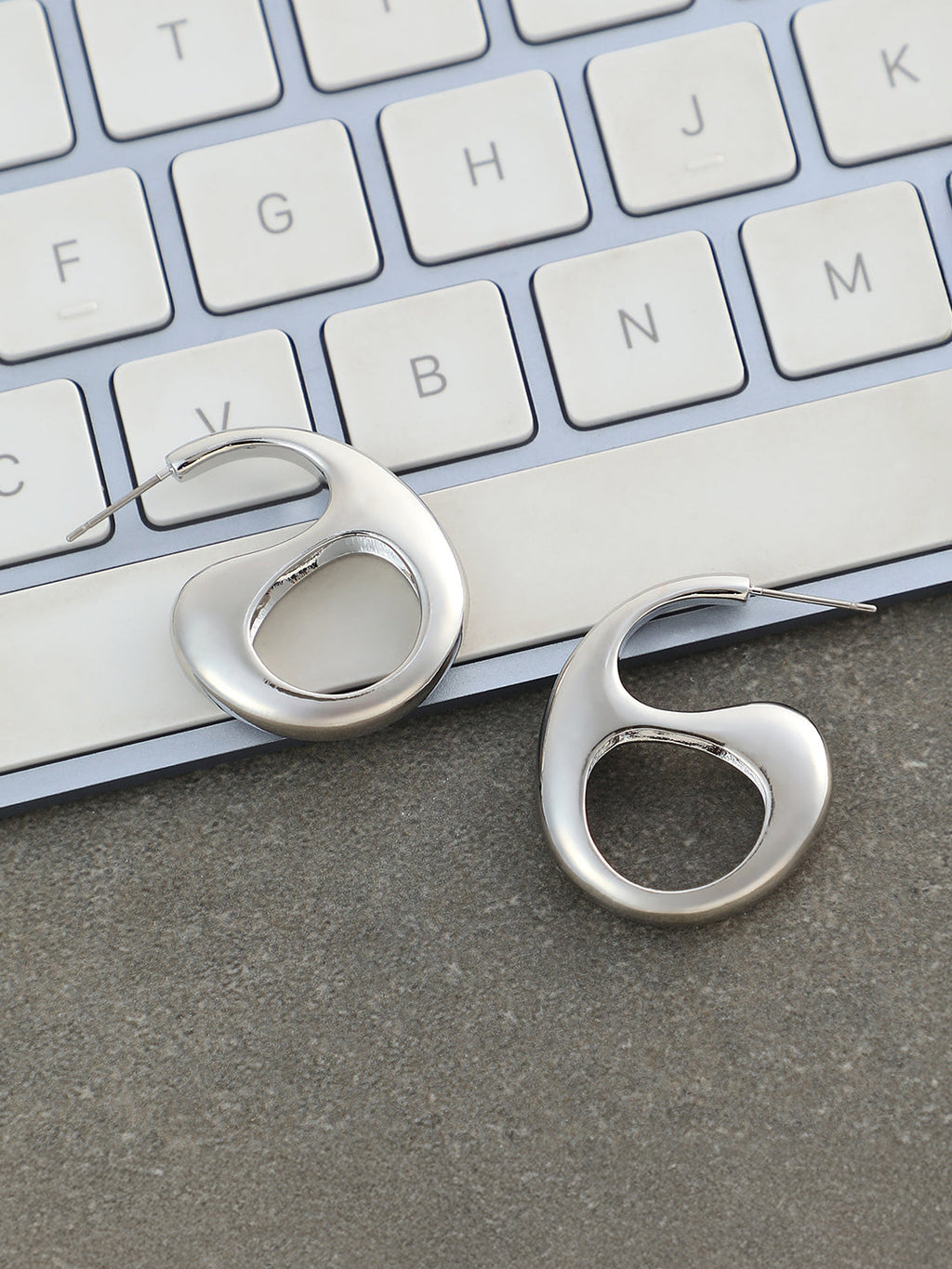 The Mid-Gloss Bolt Hoop Earrings - Chrome Silver