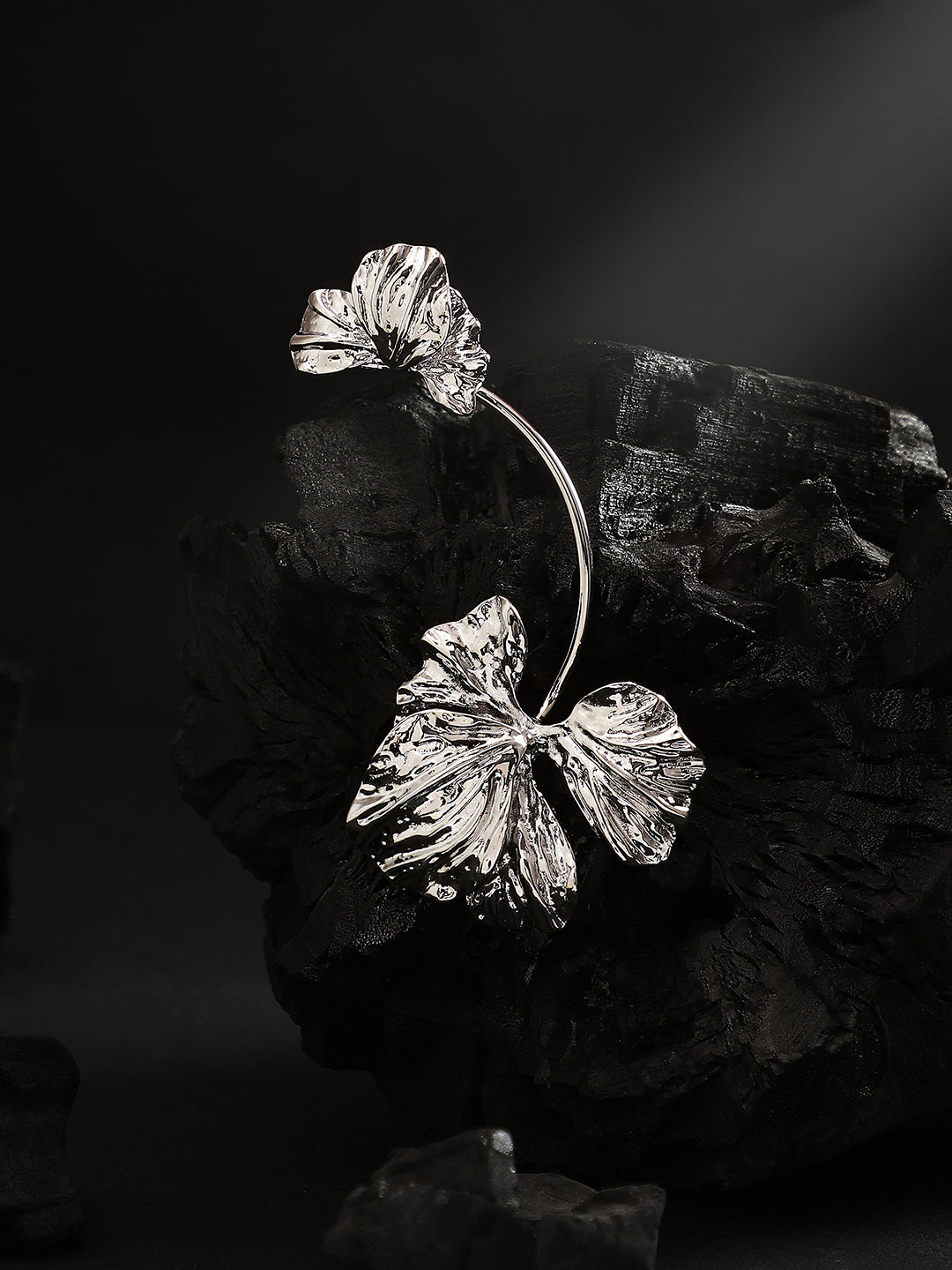 The Withering-Petal Cuff Earrings - Metallic Silver