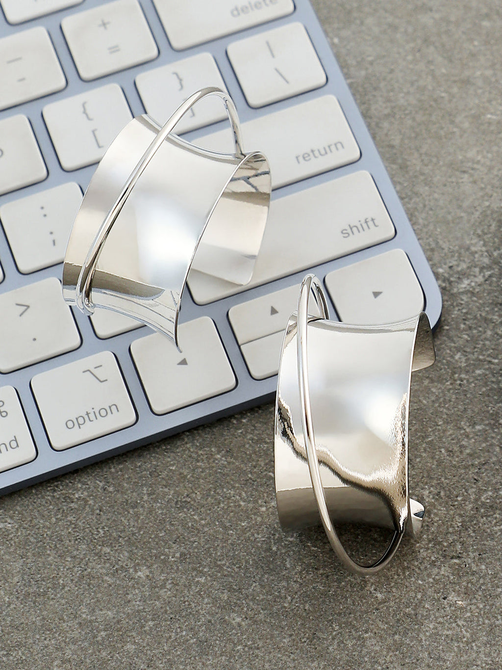 The Chunky-Orbiter Half-Hoop Earrings - Metallic Silver