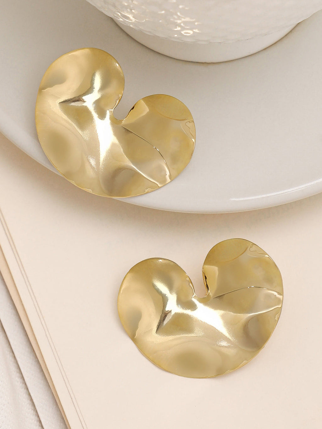 The Hammered-Cuore Stud Earrings - California Gold