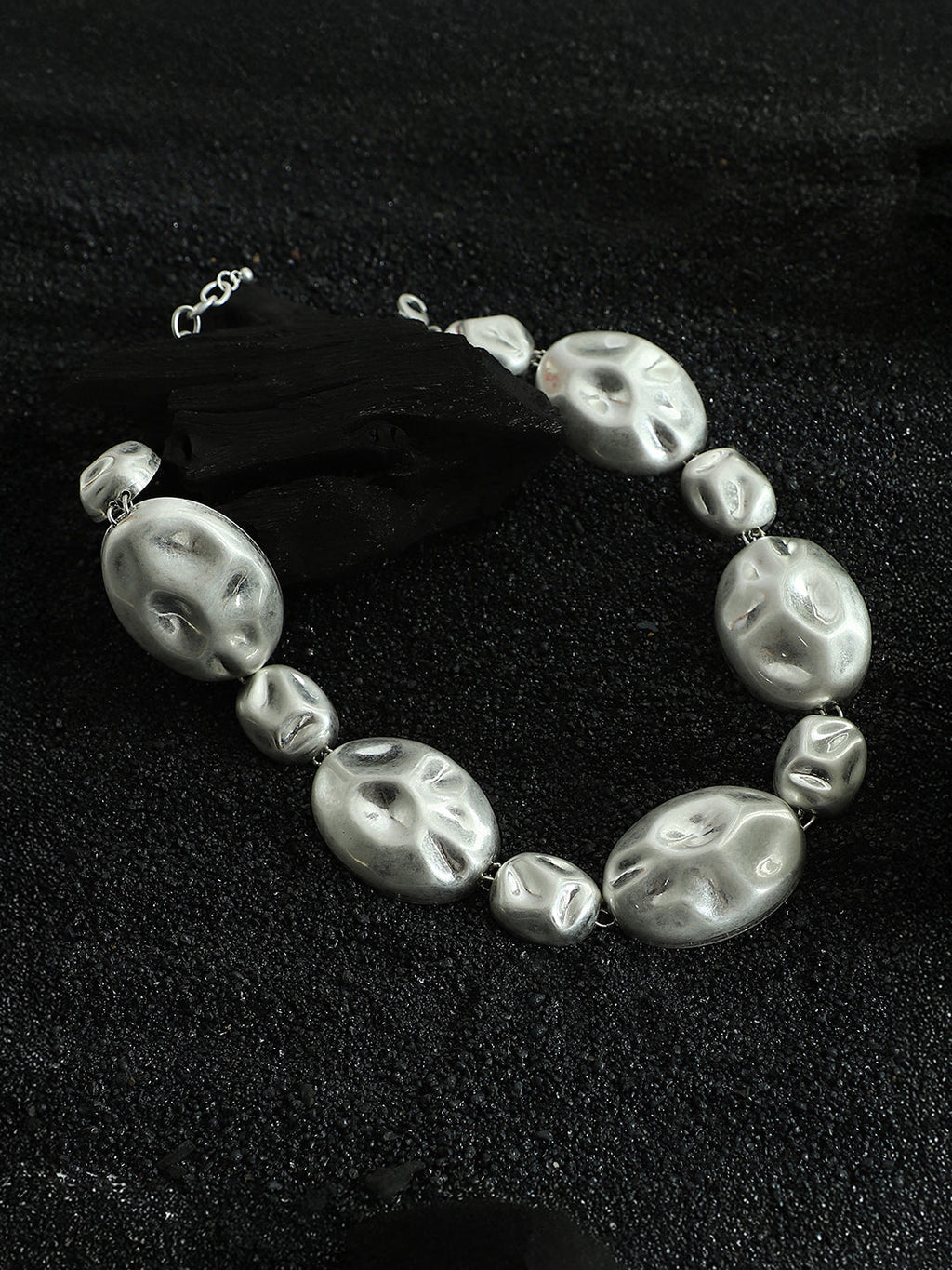 The Dented-Oblong Collar Necklace - Metallic Silver