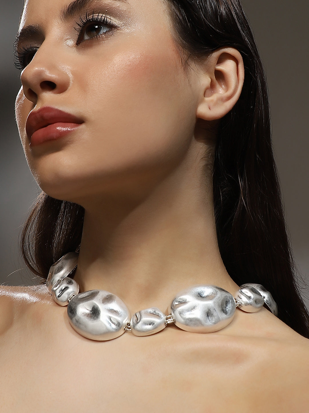 The Dented-Oblong Collar Necklace - Metallic Silver