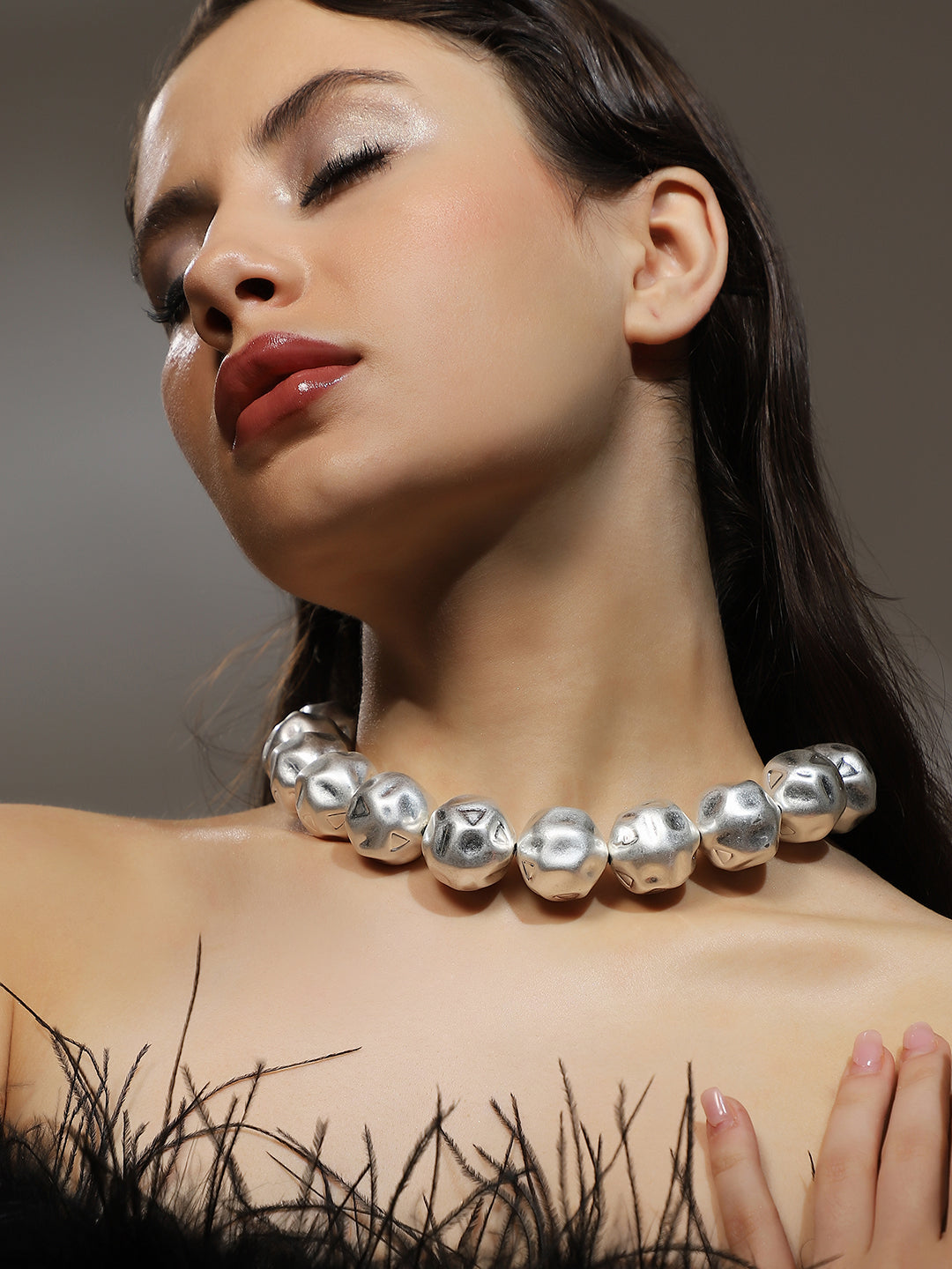 The Dented-Ball Collar Necklace - Metallic Silver