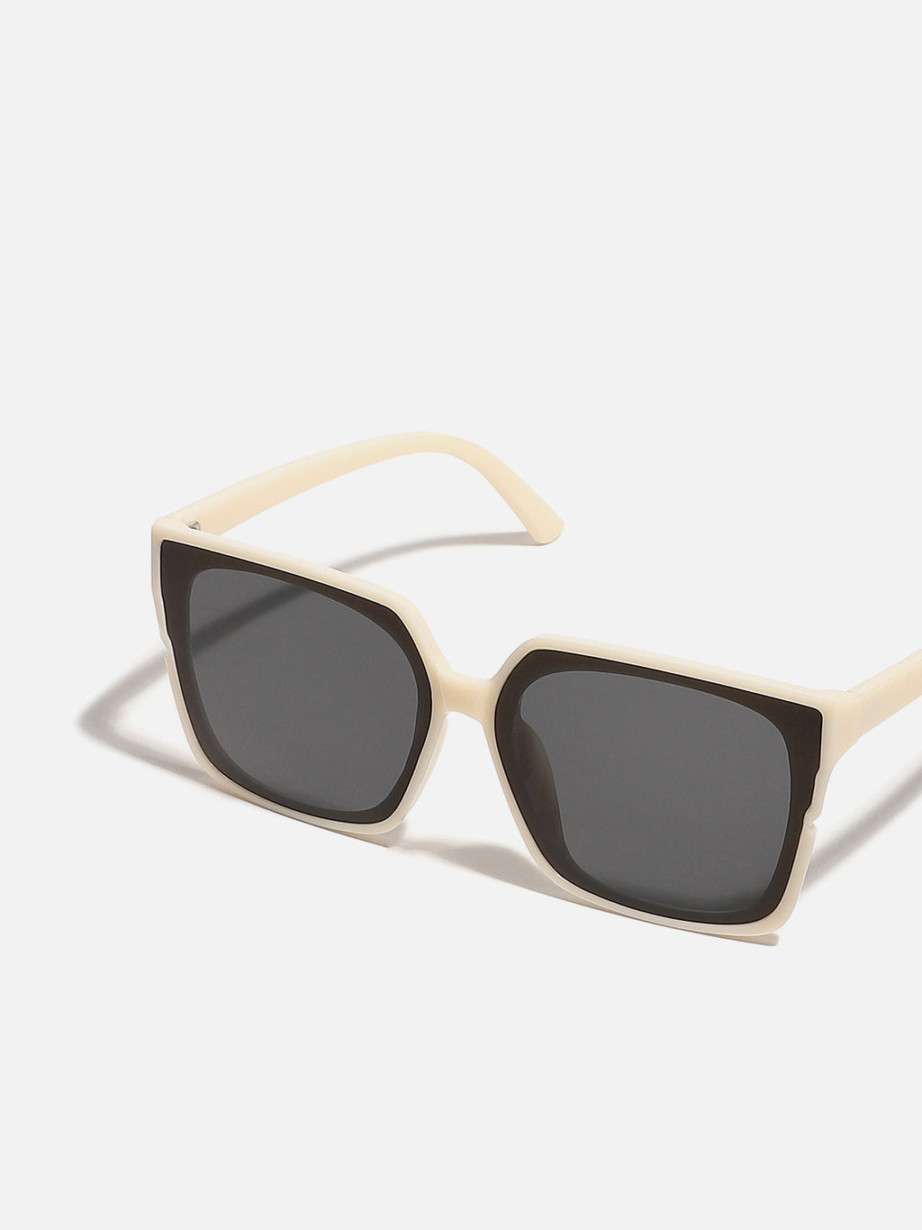 WOMEN BLACK LENS OVERSIZED SUNGLASS