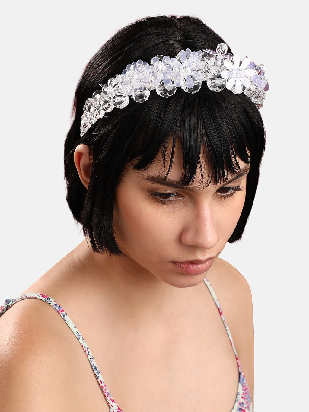 Ethereal Halo: The Mesmerizing Embellished Hairband