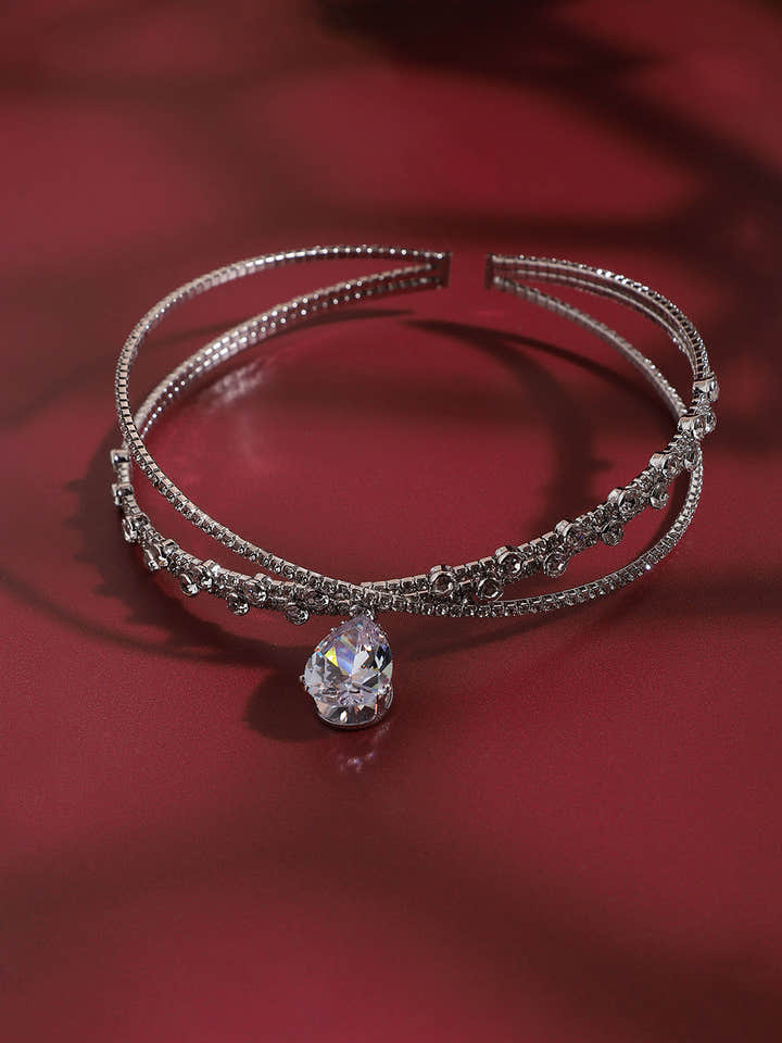 Regal Headpieces: The Glamour Of An Embellished Hairband