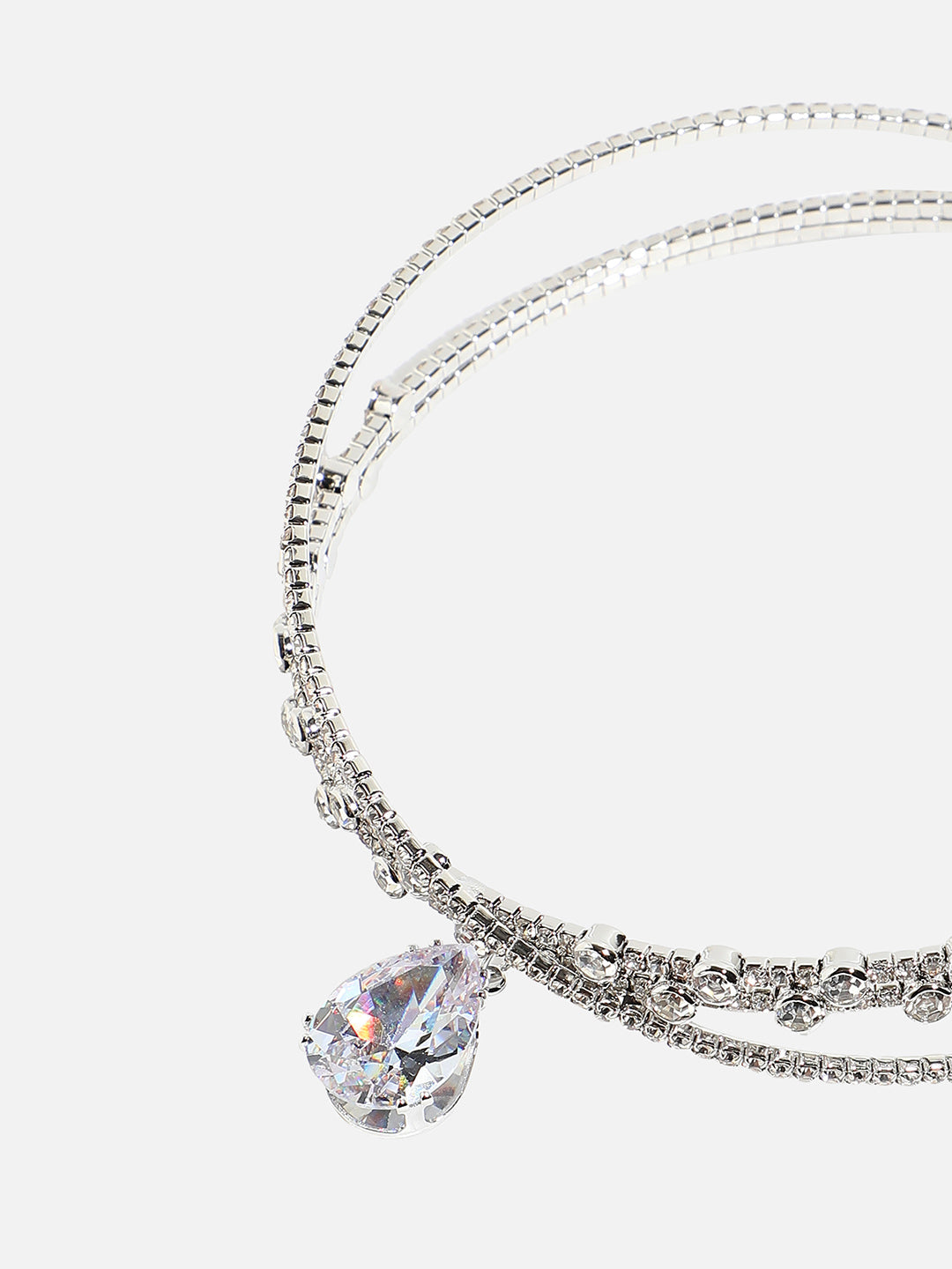 Regal Headpieces: The Glamour Of An Embellished Hairband