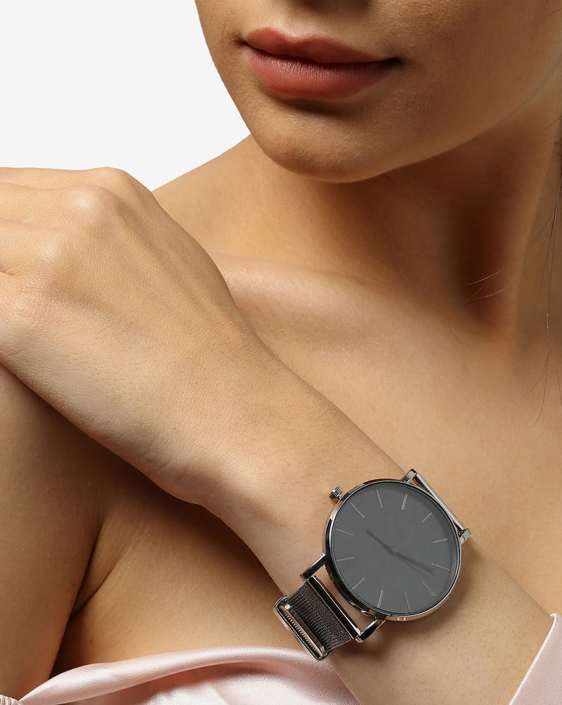 Black Analog Round Dial With Metal Mesh Strap