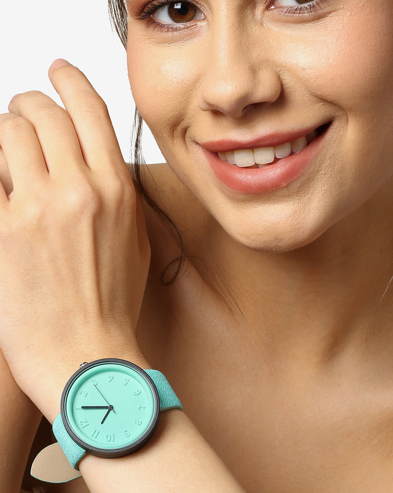 Blue & Black Analog Round Dial With Black Hour Marker & Blue Leather Strap