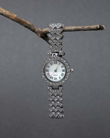 White Crystal Stones Analog Round Dial With Silver Crystal Stone Metal Strap