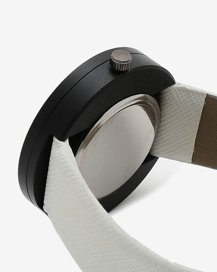 WHITE AND BLACK ANALOG ROUND DIAL WITH BLACK HOUR MARKER AND WHITE LEATHER STRAP