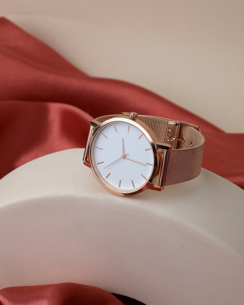 White Analog Round Dial With Gold Hour Marker & Gold Metal Mesh Strap